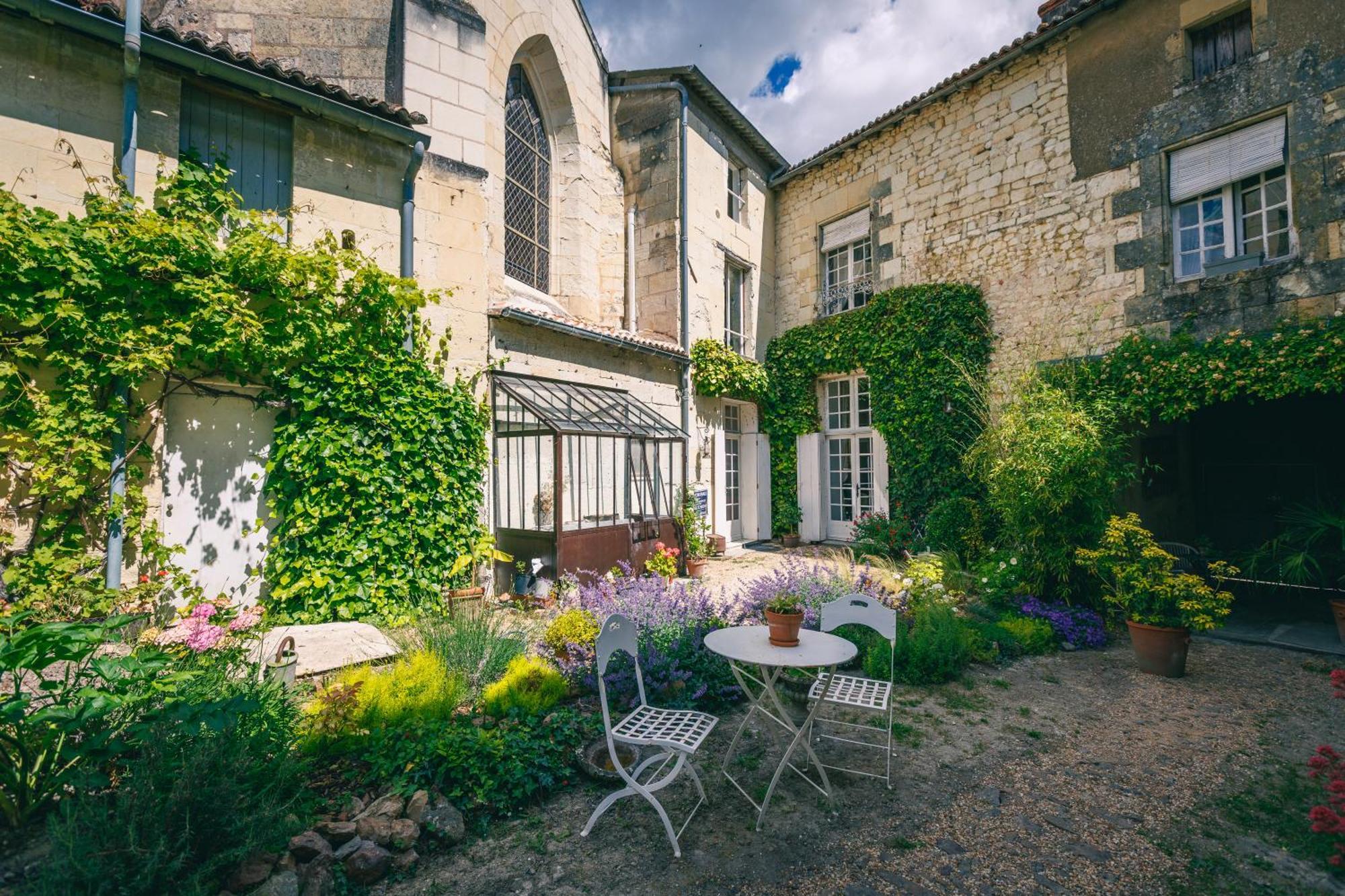Le Prieure Sainte Croix Loudun Exterior foto